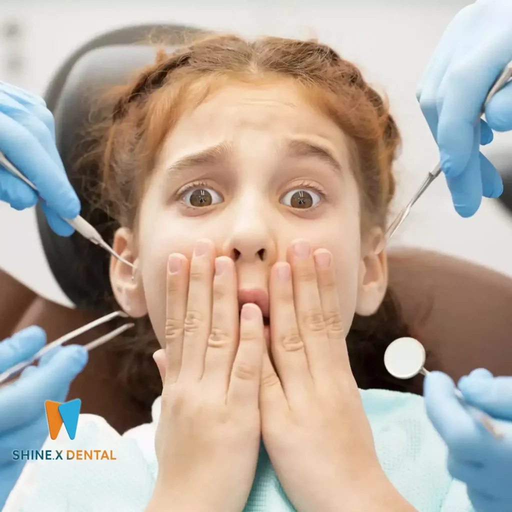 عکس یک پسر بچه مضطرب در دندانپزشکی